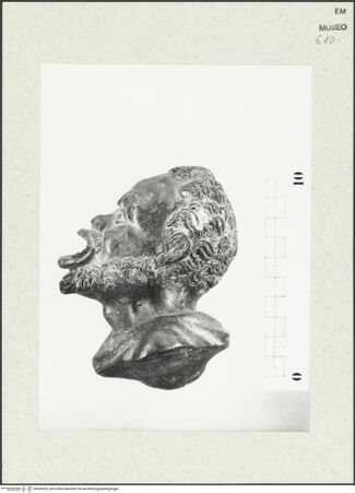 Vorderseite von Sopr. BAA Ravenna, Ferrara e Forlì [https://www.deutsche-digitale-bibliothek.de/content/lizenzen/rv-ez/] Öllampe in Form eines Negerkopfes - Seitenansicht, bh456924_recto. Foto.