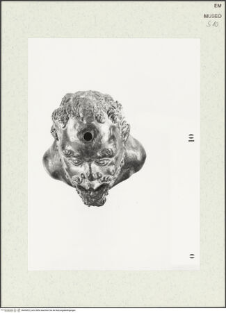 Vorderseite von Sopr. BAA Ravenna, Ferrara e Forlì [https://www.deutsche-digitale-bibliothek.de/content/lizenzen/rv-ez/] Öllampe in Form eines Negerkopfes - von oben gesehen, bh456925_recto. Foto.