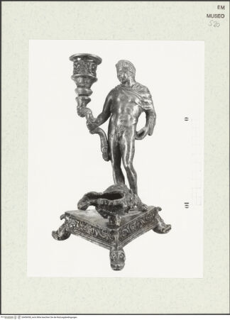 Vorderseite von Sopr. BAA Ravenna, Ferrara e Forlì [https://www.deutsche-digitale-bibliothek.de/content/lizenzen/rv-ez/] Tintenfass mit männlicher Figur - Frontalansicht, bh456938_recto. Foto.