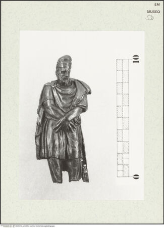 Vorderseite von Sopr. BAA Ravenna, Ferrara e Forlì [https://www.deutsche-digitale-bibliothek.de/content/lizenzen/rv-ez/] Figur eines gefangenen Barbaren - Frontalansicht, bh456956_recto. Foto.