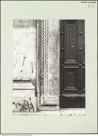 Vorderseite von Bibliotheca Hertziana [https://www.deutsche-digitale-bibliothek.de/content/lizenzen/rv-fz/] Portalskulptur - Architravierung links unten, bh457221_recto. Foto: Poeschke, Joachim.