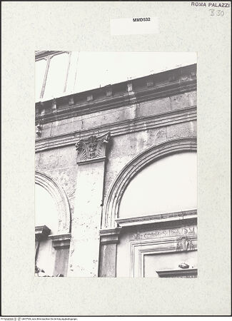 Vorderseite von unbekannt [https://www.deutsche-digitale-bibliothek.de/content/lizenzen/rv-fz/] Palazzo ColonnaPalazzina della RovereSüdfassade - Ausschnitt der Fassadengestaltung: Blendarkaden, bh457306_recto. Foto.