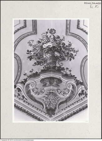 Vorderseite von Sopr. BAS ROMA [https://www.deutsche-digitale-bibliothek.de/content/lizenzen/rv-ez/] Deckenmalerei mit einer Personifikation der Morgenröte und Puttenmedaillons - Detail: Eckornament, Blumenvase auf einer Scheinkonsole, bh457513_recto. Foto.