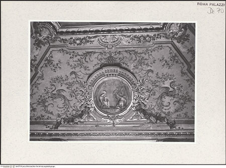 Vorderseite von Sopr. BAS ROMA [https://www.deutsche-digitale-bibliothek.de/content/lizenzen/rv-ez/] Palazzo ColonnaAppartement des Kardinals Girolamo Colonna - Anticamera zur sog. "Stanza dell'Aurora", Gewölbefeld seitlich des Deckenspiegels, bh457519_recto. Foto.