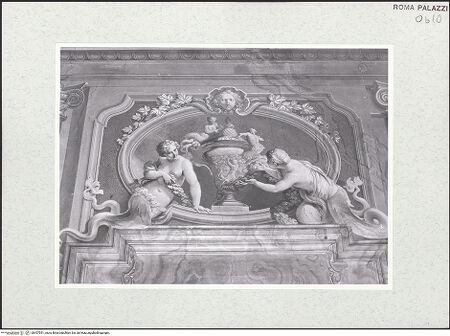 Vorderseite von Sopr. BAS ROMA [https://www.deutsche-digitale-bibliothek.de/content/lizenzen/rv-ez/] Scheinarchitektur mit Landschaftsbildern und FigurenFigurenschmuck - Supraporte mit Sirenenpaar, eine antike Vase flankierend, bh457551_recto. Foto.