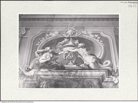 Vorderseite von Sopr. BAS ROMA [https://www.deutsche-digitale-bibliothek.de/content/lizenzen/rv-ez/] Scheinarchitektur mit Landschaftsbildern und FigurenFigurenschmuck - Supraporte mit Sirenenpaar, eine antike Vase flankierend, bh457552_recto. Foto.