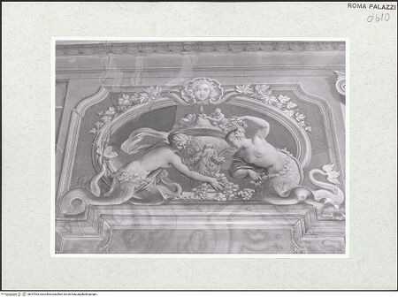 Vorderseite von Sopr. BAS ROMA [https://www.deutsche-digitale-bibliothek.de/content/lizenzen/rv-ez/] Scheinarchitektur mit Landschaftsbildern und FigurenFigurenschmuck - Supraporte mit Sirenenpaar, eine antike Vase flankierend, bh457553_recto. Foto.