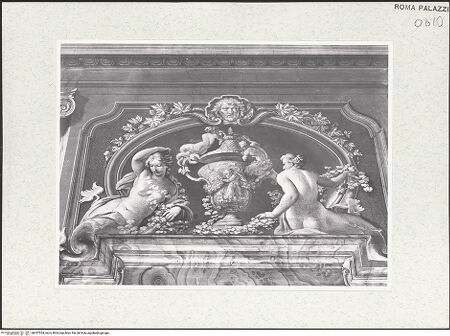 Vorderseite von Sopr. BAS ROMA [https://www.deutsche-digitale-bibliothek.de/content/lizenzen/rv-ez/] Scheinarchitektur mit Landschaftsbildern und FigurenFigurenschmuck - Supraporte mit Sirenenpaar, eine antike Vase flankierend, bh457554_recto. Foto.