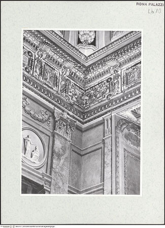 Vorderseite von Sopr. BAS ROMA [https://www.deutsche-digitale-bibliothek.de/content/lizenzen/rv-ez/] Palazzo ColonnaAppartement des Kardinals Girolamo Colonna - Salone turco, Fries, Stuck, vergoldet, Detail: nordwestliche Raumecke, bh457571_recto. Foto.