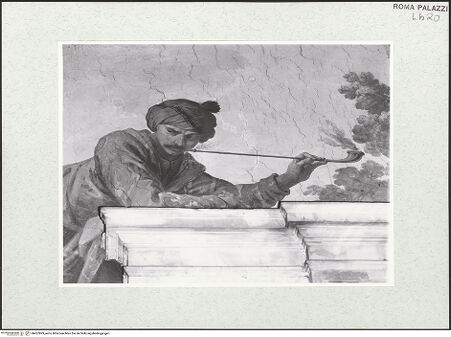 Vorderseite von Sopr. BAS ROMA [https://www.deutsche-digitale-bibliothek.de/content/lizenzen/rv-ez/] Scheinarchitektur mit exotischen GenreszenenFiguren in exotischen Kostümen - Nordwand, mittleres Bildfeld, Detail: männliche Figur in türkischem Kostüm mit Pfeife, bh457893_recto. Foto.