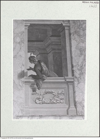 Vorderseite von Sopr. BAS ROMA [https://www.deutsche-digitale-bibliothek.de/content/lizenzen/rv-ez/] Scheinarchitektur mit exotischen GenreszenenFiguren in exotischen Kostümen - Westwand, rechte Supraporte, Detail: Junge Frau in türkischem Kostüm, bh457899_recto. Foto.