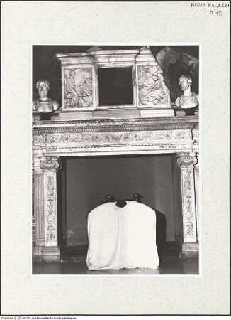 Vorderseite von Sopr. BAS ROMA [https://www.deutsche-digitale-bibliothek.de/content/lizenzen/rv-ez/] Monumentaler Kamin mit Reliefschmuck - , bh457941_recto. Foto.