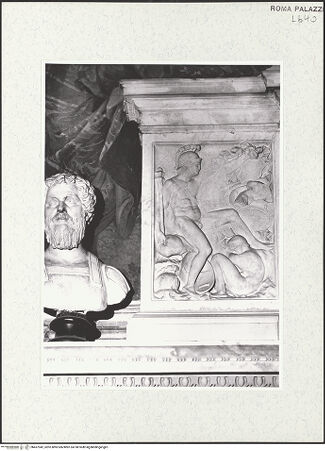 Vorderseite von Sopr. BAS ROMA [https://www.deutsche-digitale-bibliothek.de/content/lizenzen/rv-ez/] Monumentaler Kamin mit Reliefschmuck - Detail: Aufsatz, daneben eine Büste von Kaiser Marc Aurel, bh457942_recto. Foto.