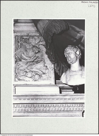 Vorderseite von Sopr. BAS ROMA [https://www.deutsche-digitale-bibliothek.de/content/lizenzen/rv-ez/] Monumentaler Kamin mit Reliefschmuck - Detail: Aufsatz, daneben eine Büste von Kaiser Hadrian, bh457943_recto. Foto.
