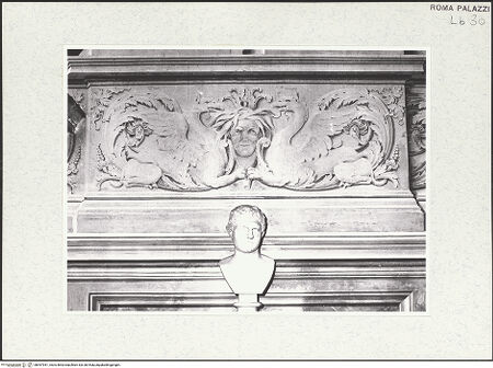 Vorderseite von Sopr. BAS ROMA [https://www.deutsche-digitale-bibliothek.de/content/lizenzen/rv-ez/] Scheinarchitektur mit exotischen GenreszenenScheinarchitektur - Fingierte Sockelzone, Detail: Feld mit Greifen und Masken, bh457951_recto. Foto.