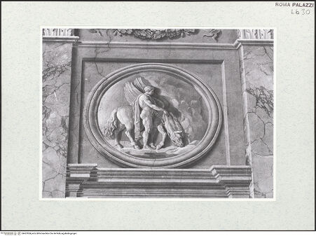 Vorderseite von Sopr. BAS ROMA [https://www.deutsche-digitale-bibliothek.de/content/lizenzen/rv-ez/] Scheinarchitektur mit exotischen GenreszenenFingierte ReliefmedaillonsBellerophon tränkt Pegasus an der Quelle Priene - , bh457954_recto. Foto.