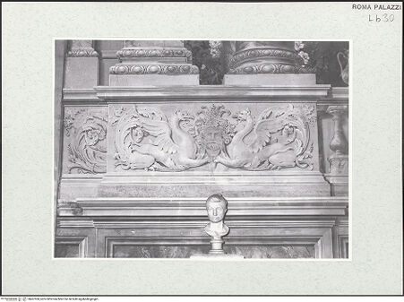 Vorderseite von Sopr. BAS ROMA [https://www.deutsche-digitale-bibliothek.de/content/lizenzen/rv-ez/] Scheinarchitektur mit exotischen GenreszenenScheinarchitektur - Fingierte Sockelzone, Detail: Feld mit Greifen und Masken, bh457960_recto. Foto.