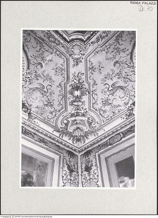 Vorderseite von Sopr. BAS ROMA [https://www.deutsche-digitale-bibliothek.de/content/lizenzen/rv-ez/] Personifikation der Dämmerung mit Windgöttern und monochrome Tondi mit exotischen Szenen - Detail: Dekoration entlang der Gewölbegraten in den Ecken, bh457967_recto. Foto.