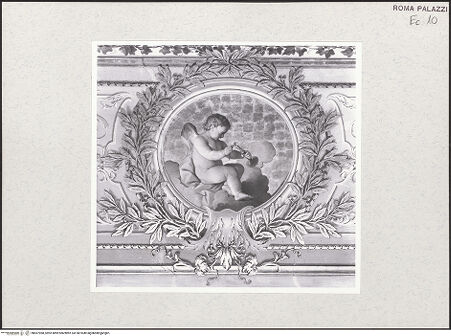 Vorderseite von Sopr. BAS ROMA [https://www.deutsche-digitale-bibliothek.de/content/lizenzen/rv-ez/] Deckenmalerei mit einer Personifikation der Morgenröte und Puttenmedaillons - Medaillon: Putto, eine Kerze anzündend, bh457968_recto. Foto.