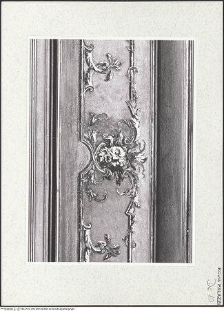 Vorderseite von Sopr. BAS ROMA [https://www.deutsche-digitale-bibliothek.de/content/lizenzen/rv-ez/] Scheinarchitektur und Ornamente - Sockelzone, Detail: Maskenornament, bh457970_recto. Foto.