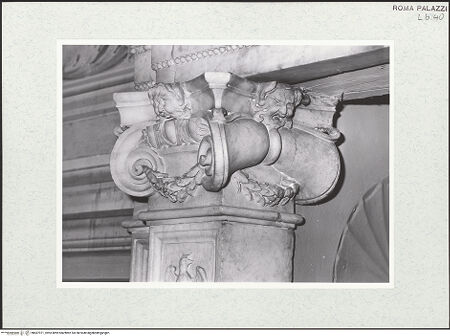 Vorderseite von Sopr. BAS ROMA [https://www.deutsche-digitale-bibliothek.de/content/lizenzen/rv-ez/] Monumentaler Kamin mit Reliefschmuck - rechter Pilaster, Detail: Kapitell mit Maske als Abakusblüte, bh457971_recto. Foto.