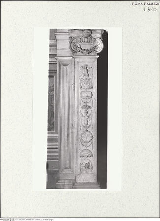 Vorderseite von Sopr. BAS ROMA [https://www.deutsche-digitale-bibliothek.de/content/lizenzen/rv-ez/] Monumentaler Kamin mit Reliefschmuck - Detail: rechter Pilaster mit skulptierten Grotesken, bh457972_recto. Foto.