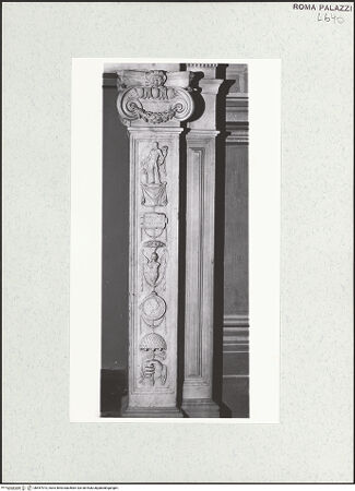 Vorderseite von Sopr. BAS ROMA [https://www.deutsche-digitale-bibliothek.de/content/lizenzen/rv-ez/] Monumentaler Kamin mit Reliefschmuck - Detail: linker Pilaster mit skulptierten Grotesken, bh457973_recto. Foto.