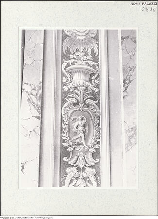 Vorderseite von Sopr. BAS ROMA [https://www.deutsche-digitale-bibliothek.de/content/lizenzen/rv-ez/] Scheinarchitektur mit Landschaftsbildern und FigurenQuadraturmalerei - Schmalwand, fingierter Pilaster mit Grotesken, Detail: Kartusche mit einer Figur in chiaroscuro von den Brüdern Stefano und Giuseppe Pozzi, bh458026_recto. Foto.