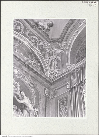 Vorderseite von Sopr. BAS ROMA [https://www.deutsche-digitale-bibliothek.de/content/lizenzen/rv-ez/] Scheinarchitektur mit Landschaftsbildern und FigurenQuadraturmalerei - Gewölbeecke, Detail: gemalte Kartusche mit dem Wappenzeichen der Colonna, bh458034_recto. Foto.