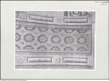 Vorderseite von Sopr. BAS ROMA [https://www.deutsche-digitale-bibliothek.de/content/lizenzen/rv-ez/] Scheinarchitektur mit Landschaftsbildern und FigurenQuadraturmalerei - Gewölbe, Detail: fingierter Kassettenschmuck, bh458035_recto. Foto.