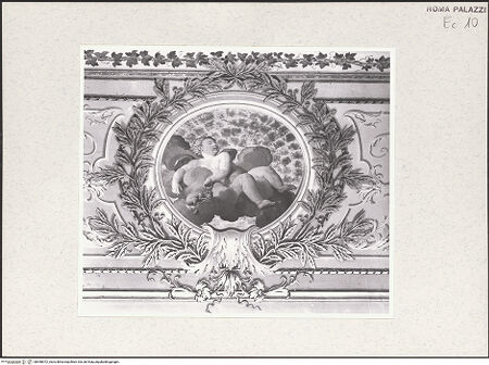 Vorderseite von Sopr. BAS ROMA [https://www.deutsche-digitale-bibliothek.de/content/lizenzen/rv-ez/] Deckenmalerei mit einer Personifikation der Morgenröte und Puttenmedaillons - Medaillon mit schlafendem Putto, bh458072_recto. Foto.