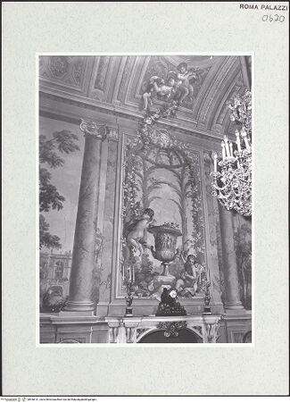 Vorderseite von Sopr. BAS ROMA [https://www.deutsche-digitale-bibliothek.de/content/lizenzen/rv-ez/] Scheinarchitektur mit Landschaftsbildern und FigurenWandbilder von fingierten Gartenlauben mit antikisierenden Kantharoi und spielenden Putten Giuseppe Pozzi - , bh458131_recto. Foto.