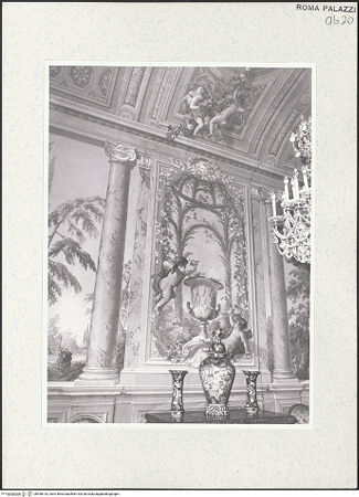 Vorderseite von Sopr. BAS ROMA [https://www.deutsche-digitale-bibliothek.de/content/lizenzen/rv-ez/] Scheinarchitektur mit Landschaftsbildern und FigurenWandbilder von fingierten Gartenlauben mit antikisierenden Kantharoi und spielenden Putten Giuseppe Pozzi - , bh458143_recto. Foto.