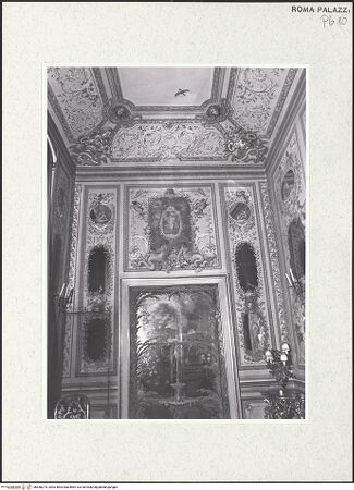 Vorderseite von Sopr. BAS ROMA [https://www.deutsche-digitale-bibliothek.de/content/lizenzen/rv-ez/] Scheinarchitektur mit Landschaftsbild, Figurenkartuschen und Puttenmedaillons - Hauptwand mit großem Bildfeld einer Gartenvedute mit Springbrunnen, bh458274_recto. Foto.