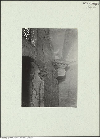 Vorderseite von Bibliotheca Hertziana [https://www.deutsche-digitale-bibliothek.de/content/lizenzen/rv-fz/] Santi Quattro CoronatiInneresCappella di Santa Barbara - Inneres, Gewölbeansatz mit Marmorkonsole, bh458281_recto. Foto.