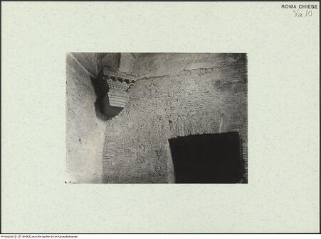 Vorderseite von Bibliotheca Hertziana [https://www.deutsche-digitale-bibliothek.de/content/lizenzen/rv-fz/] Santi Quattro CoronatiInneresCappella di Santa Barbara - Inneres, Gewölbeansatz mit Marmorkonsole, bh458282_recto. Foto.