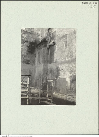 Vorderseite von Bibliotheca Hertziana [https://www.deutsche-digitale-bibliothek.de/content/lizenzen/rv-fz/] Santi Quattro CoronatiÄußeresZweiter Hof - Nordwestliche Ecke mit dem südöstlichen Pfeiler des karolingischen Schiffes, bh458295_recto. Foto.