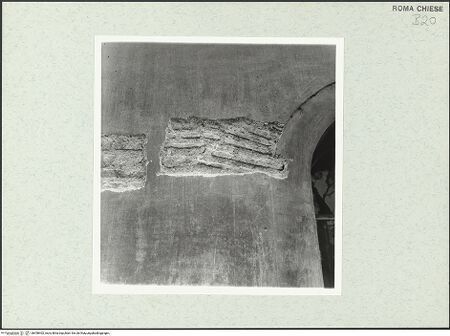 Vorderseite von Bibliotheca Hertziana [https://www.deutsche-digitale-bibliothek.de/content/lizenzen/rv-fz/] Sant'Agnese fuori le Murarechte Flanke (Südfassade) - Außenbau, Obergaden, Mauerwerk eines ursprünglichen Fensterbogens, bh458402_recto. Foto.