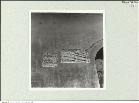 Vorderseite von Bibliotheca Hertziana [https://www.deutsche-digitale-bibliothek.de/content/lizenzen/rv-fz/] Sant'Agnese fuori le Murarechte Flanke (Südfassade) - Außenbau, Obergaden, Mauerwerk eines ursprünglichen Fensterbogens, bh458403_recto. Foto.