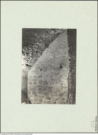 Vorderseite von Bibliotheca Hertziana [https://www.deutsche-digitale-bibliothek.de/content/lizenzen/rv-fz/] Santi Quattro CoronatiÄußeresZweiter Hof - Unterirdisches Geschoss, Stylobat der nördlichen Kolonnade,, bh458426_recto. Foto.