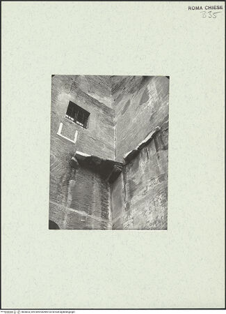 Vorderseite von Bibliotheca Hertziana [https://www.deutsche-digitale-bibliothek.de/content/lizenzen/rv-fz/] Santi Quattro CoronatiÄußeresZweiter Hof - Nordöstliche Ecke, bh458434_recto. Foto.