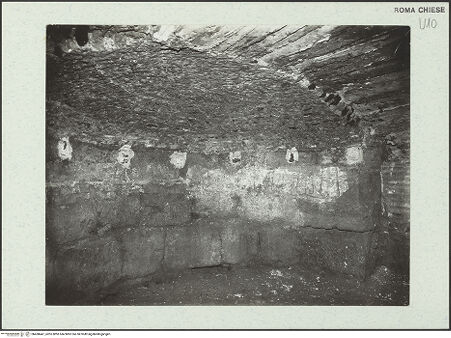 Vorderseite von unbekannt [https://www.deutsche-digitale-bibliothek.de/content/lizenzen/rv-fz/] Sant'Angelo in PescheriaUnterirdische Strukturen jenseits der Krypta - Seitliche Apsis, links der Hauptapsis, bh458447_recto. Foto.