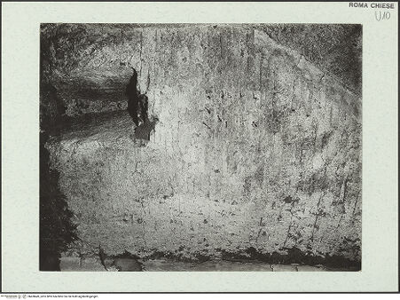 Vorderseite von unbekannt [https://www.deutsche-digitale-bibliothek.de/content/lizenzen/rv-fz/] Sant'Angelo in PescheriaUnterirdische Strukturen jenseits der Krypta - rechte Apsis, Mauerwerk, bh458449_recto. Foto.