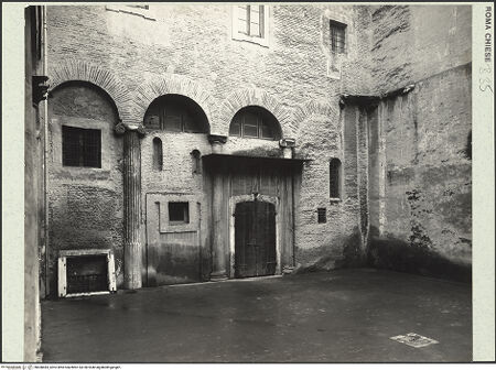 Vorderseite von ICCD [https://www.deutsche-digitale-bibliothek.de/content/lizenzen/rv-ez/] Santi Quattro CoronatiÄußeresZweiter Hof - Nördliche Wand mit den Säulen der ursprünglichen Kirche, bh458485_recto. Foto.