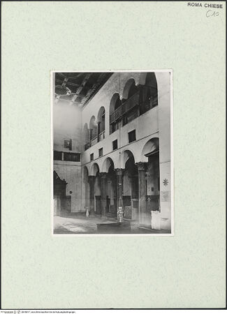 Vorderseite von unbekannt [https://www.deutsche-digitale-bibliothek.de/content/lizenzen/rv-fz/] Santi Quattro Coronati - Mittelschiff nach Südosten, bh458517_recto. Foto.