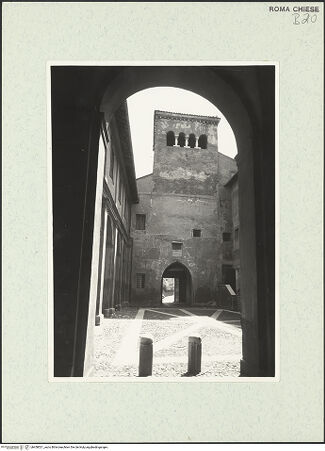 Vorderseite von Fototeca dell'Unione Internazionale presso l'American Academy in Rome [https://www.deutsche-digitale-bibliothek.de/content/lizenzen/rv-fz/] Santi Quattro CoronatiÄußeresErster Hof - zum Eingangsturm, bh458521_recto. Foto.