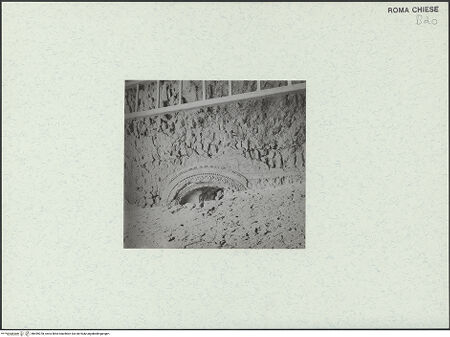 Vorderseite von unbekannt [https://www.deutsche-digitale-bibliothek.de/content/lizenzen/rv-fz/] Sant'Agnese fuori le Murarechte Flanke (Südfassade) - Außenbau, Obergaden, Dekorationsdetail hinter dem Campanile, bh459378_recto. Foto.