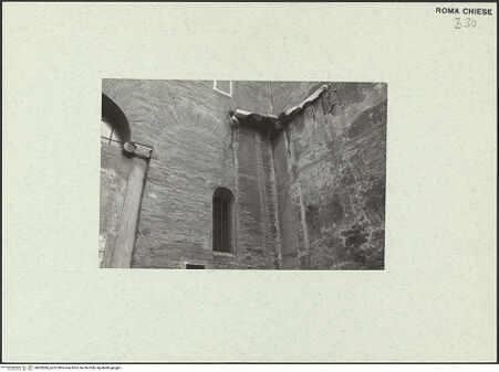 Vorderseite von Bibliotheca Hertziana [https://www.deutsche-digitale-bibliothek.de/content/lizenzen/rv-fz/] Santi Quattro CoronatiÄußeresZweiter Hof - Nordöstliche Ecke Mauer, bh459386_recto. Foto.