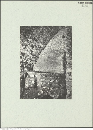 Vorderseite von Bibliotheca Hertziana [https://www.deutsche-digitale-bibliothek.de/content/lizenzen/rv-fz/] Santi Quattro CoronatiÄußeresZweiter Hof - Unterirdisches Geschoß, Fundament des südlichen Seitenschiffes, bh459387_recto. Foto.