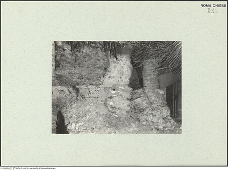 Vorderseite von Bibliotheca Hertziana [https://www.deutsche-digitale-bibliothek.de/content/lizenzen/rv-fz/] Santi Quattro CoronatiÄußeresZweiter Hof - Unterirdisches Geschoß, Portikus, Westseite, ursprüngliche Mauer, bh459388_recto. Foto.